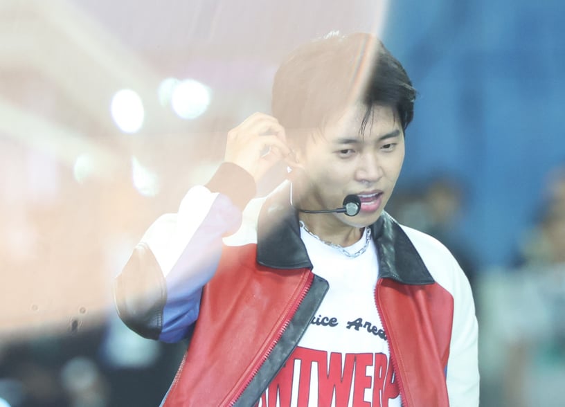 Lim Young-woong, qui a dominé la plaine de Sangam, revient avec un concert de fin/début d'année. En conséquence, une « guerre de piété filiale » féroce est déjà prédite. La photo montre le chanteur Lim Young-woong se produisant sur scène pour le spectacle de la mi-temps du match entre Team Hero et Team Ki Sung-yong au tournoi de football caritatif Hana Bank avec Coupang Play qui s'est tenu au stade de la Coupe du monde de Daejeon à Yuseong-gu, Daejeon, le 12 du mois dernier. /Photo = Newsis